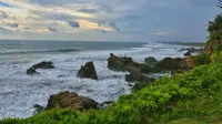 Pantai Karang Tawulan, Tasikmalaya, Jawa Barat. (faesalmaulana/Instagram)