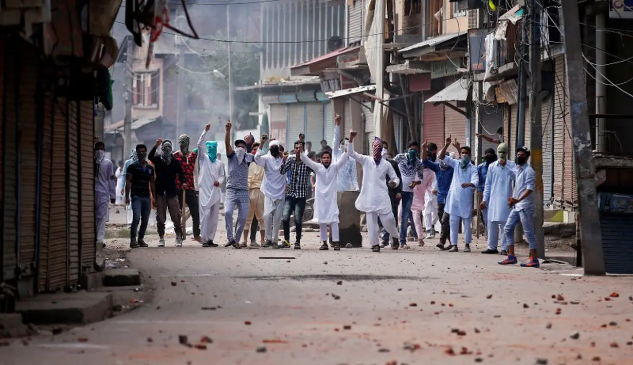 Sejumlah demonstran berteriak saat aksi di Srinagar, India, Selasa (13/9). Mereka protes karena pembunuhan yang terjadi di Kashmir belum lama ini. (REUTERS / Danish Ismail)