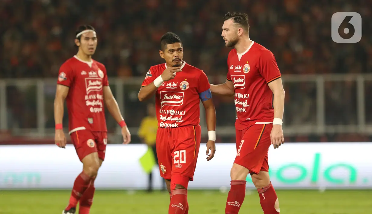 Pemain Persija, Bambang Pamungkas (tengah) saat melawan Persebaya pada Shopee Liga 1 Indonesia di Stadion Utama Gelora Bung Karno Jakarta, Selasa (17/12/2019). Laga melawan Persebaya menjadi pertandingan terakhir Bambang Pamungkas sebagai pesepakbola profesional. (Liputan6.com/Helmi Fithriansyah)