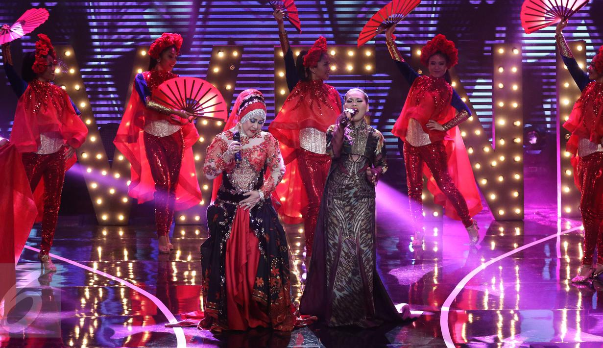 Penampilan duet finalis D'Academy 3 dan juri Weni dan Elvy Sukaesih  , dalam konser grand final D'Academy 3 di Jakarta, Jumat (21/05/2016). Weni juga tak kalah bagusnya meskipun ada beberapa kritikan. (Liputan6.com/Herman Zakharia)