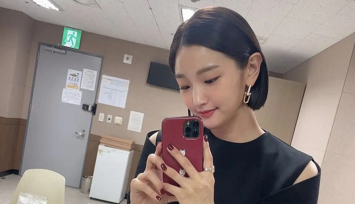 Gaya rambut bob belah tengah tanpa poni bisa membuatmu tampil lebih muda karena lebih fresh seperti Park So Dam ini. @sodam_park_0908