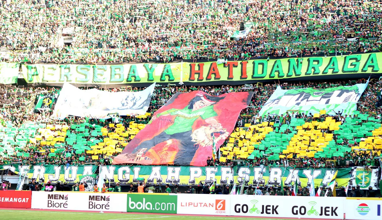 Ribuan Bonek memadati stadion saat mendukung Persebaya Surabaya melawan Arema FC pada lanjutan Liga 1 Indonesia 2018 di Stadion Gelora Bung Tomo, Surabaya (6/5/2018). Persebaya Surabaya menang tipis 1-0. (Bola.com/Aditya Wany)