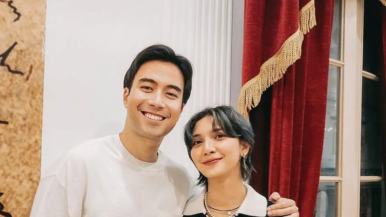 Pasangan Stylish Vidi Aldiano dan Sheila Dara