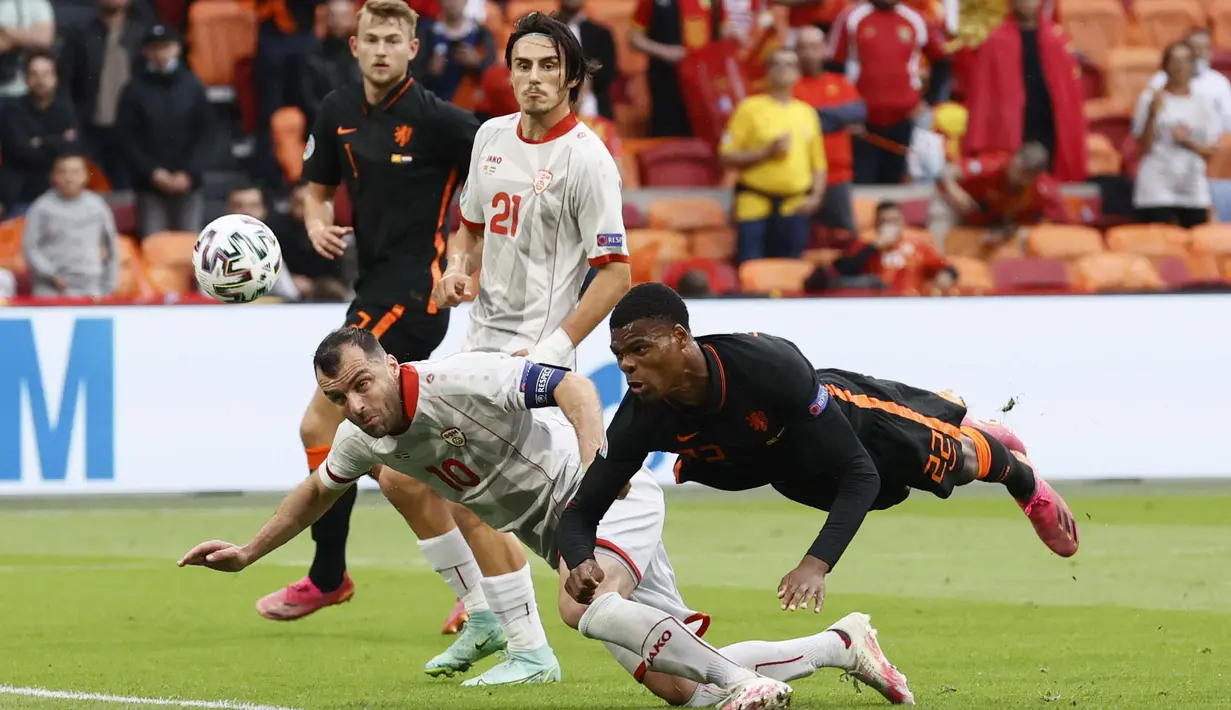 Makedonia Utara tentu tidak tinggal diam setelah kebobolan. Mereka mencoba mencetak gol balasan melalui Goran Pandev. Namun dominasi Belanda terhadap bola terlalu sulit untuk dipatahkan. Membuat beban Makedonia Utara mencetak gol semakin berat. (Foto: AP/Pool/Koen van Weel)