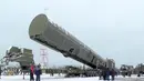 Rudal antarbenua Sarmat Rusia terbaru ditunjukkan di lokasi yang tidak diketahui di Rusia. Presiden Vladimir Putin mengumumkan bahwa Rusia telah mengembangkan serangkaian senjata nuklir baru. (RU-RTR Russian Television via AP)