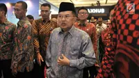 Wakil Presiden RI Jusuf Kalla meninjau stan acara Indonesia International Smart City Expo and Forum 2019 di JCC Senayan, Jakarta, Rabu (17/7/2019). Kegiatan yang diikuti 565 peserta pameran dari 30 negara ini juga mengundang 548 kepala daerah. (merdeka.com/Iqbal S Nugroho)