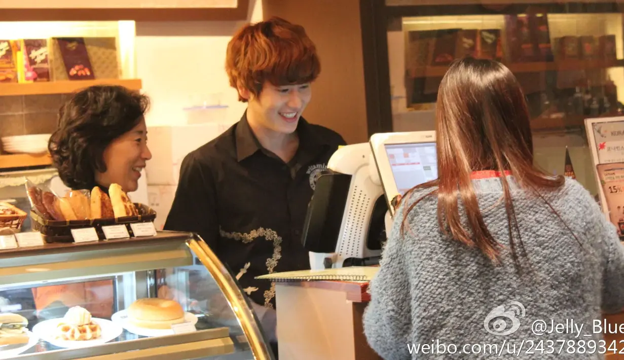 Leeteuk, Sungmin, Kyuhyun mempunyai kafe yang diberi nama Kona Beans. Kafe ini sendiri bertema Hawaii. Saat ini, Kona Beans dijalankan oleh ibu dari Leeteuk. (Foto: koreaboo.com)