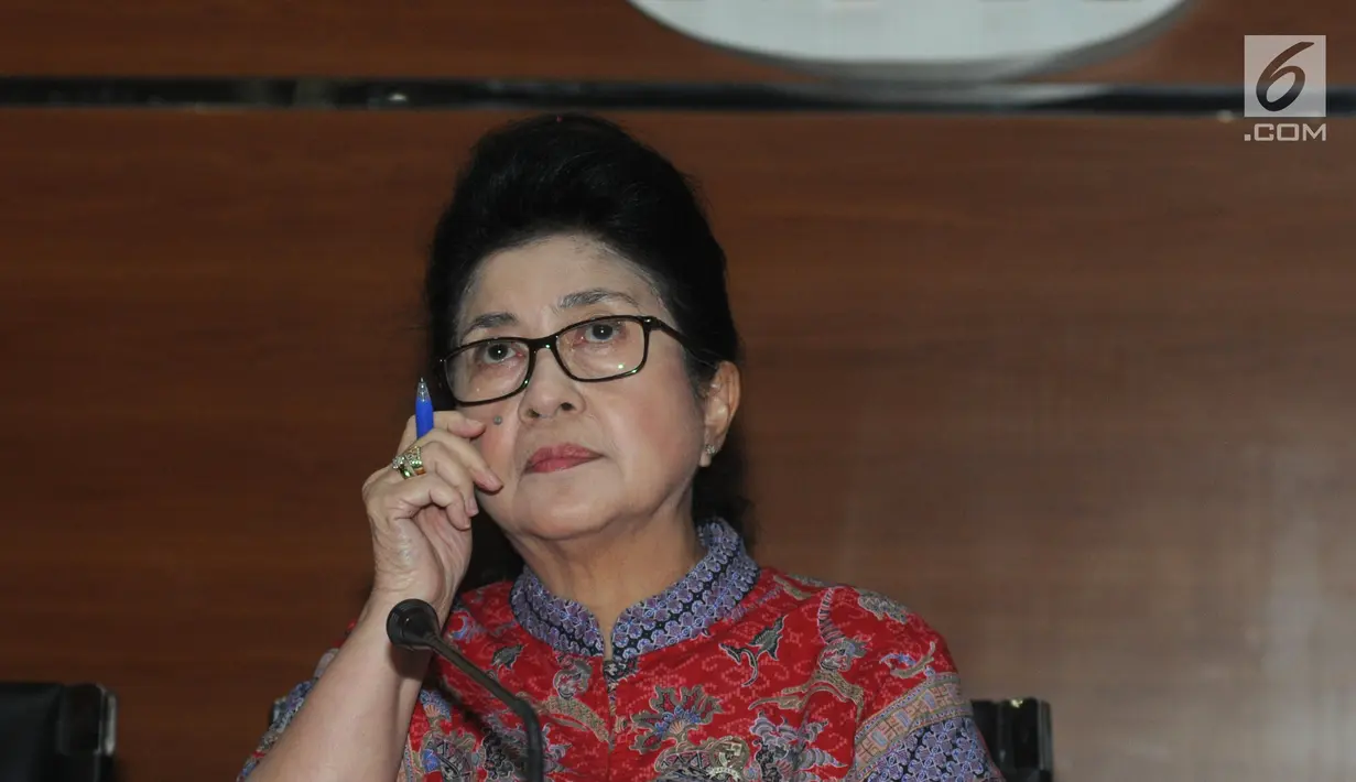 Menteri Kesehatan Nila F Moeloek memberi keterangan usai pertemuan tertutup di Gedung KPK, Jakarta, Rabu (16/1). Kedatangan Nila untuk membahas kajian terkait tata kelola alat kesehatan bersama KPK. (Merdeka.com/Dwi Narwoko)