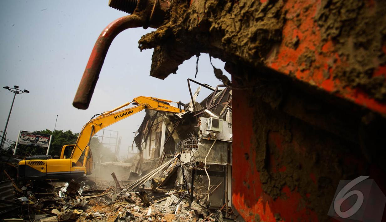 Petugas Satpol PP tampak sibuk merobohkan bangunan dengan alat berat di jalur yang akan dibangun proyek MRT koridor Lebak Bulus-Senayan, Jakarta, Rabu (3/9/2014) (Liputan6.com/Faizal Fanani)