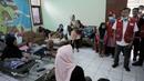 Ketua Umum Palang Merah Indonesia (PMI) Jusuf Kalla (kanan) meninjau korban gempa di Kabupaten Cianjur, Jawa Barat, Rabu (23/11/2022). Wakil Presiden RI ke-10 dan ke-12 tersebut menyebut ada tiga hal pokok yang harus dipenuhi dalam keadaan darurat bencana, yakni tempat tinggal bagi masyarakat terdampak serta makanan dan kesehatan. (Ade Danhur/Staff JK)