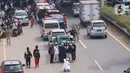 Massa memadati akses tol bandara Soekarno Hatta di Tangerang, Banten, Selasa (10/11/2020). Mereka bertujuan menjemput kedatangan Rizieq Shihab. (Liputan6.com/Angga Yuniar)