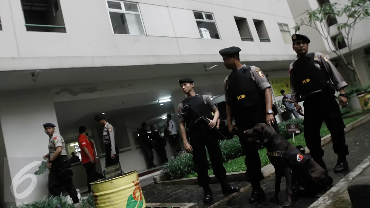 20160225-Ratusan Aparat Gabungan Gelar Razia Narkoba di Kalibata City-Jakarta
