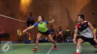 Pebulutangkis Australia, Gronya Somerville (kiri) berusaha mengambil bola saat berpasangan dengan Riky Widianto saat laga eksebisi jelang Indonesia Open 2016di Kedubes Australia, Jakarta, Kamis (26/5/2016). (Liputan6.com/Helmi Fithriansyah)