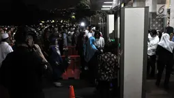 Antrean jemaah saat hendak melalui pintu detektor yang dipasang di Masjid Istiqlal, Jakarta, Rabu (16/5). Presiden Joko Widodo atau Jokowi turut menunaikan salat tarawih pertama di Istiqlal. (Merdeka.com/Iqbal Nugroho)