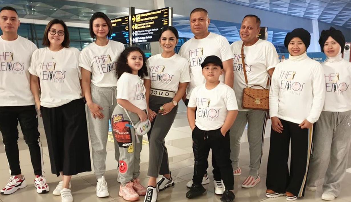 Melalui akun Instagram miliknya, Krisdayanti dan keluarganya kompak mengenakan pakaian berwarna putih dengan bertulisan The Lemos Family. Krisdayanti dan keluarga tengah menikmati liburan bersama di Eropa. (Liputan6.com/IG/krisdayantilemos)