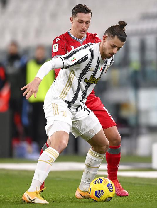 Pemain Juventus Dragusin (depan) berebut bola dengan pemain SPAL pada pertandingan perempat final Coppa Italia di Allianz Stadium, Turin, Italia, Rabu (27/1/2021). Juventus meraih tiket semifinal Coppa Italia usai membantai SPAL 4-0. (Fabio Ferrari/LaPresse via AP)