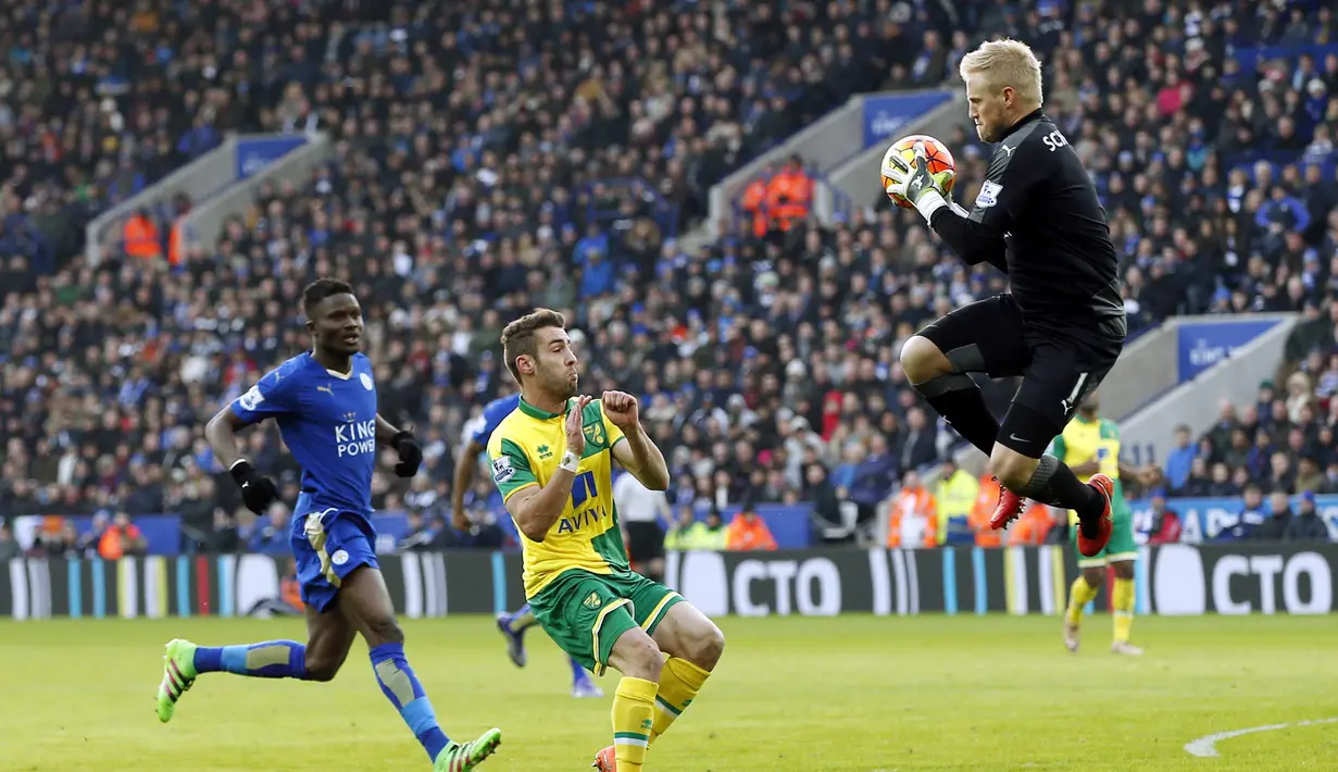  Kiper Leicester City, Kasper Schmeichel mengamankan bola dari kejaran pemain Norwich City pada lanjutan Liga Inggris pekan ke-27 di Stadion King Power, Sabtu (27/2/2016) malam WIB. (Reuters/Andrew Yates)