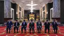 Sultan Nazrin Muizzuddin Shah dari Perak, Sultan Muhriz Munawir dari Negeri Sembilan, Sultan Mizan Zainal Abidin dari Terengganu, Raja Malaysia Sultan Abdullah Sultan Ahmad Shah, Sultan Sharafuddin Idris Shah dari Selangor, Sultan Ibrahim Iskandar dari Johor dan Sultan Sallehuddin Badlishah (dari kiri ke kanan) berpose untuk berfoto sebelum pemilihan raja Malaysia di Istana Nasional, Kuala Lumpur pada 27 Oktober 2023. (MOHD RASFAN/POOL/AFP)