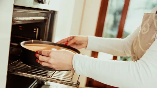 perempuan dan memanggang kue