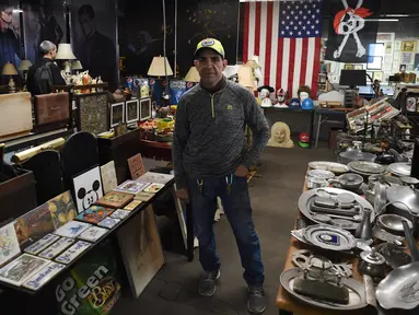 Mantan pekerja sanitasi, Nelson Molina berada di galerinya “Treasure in the Trash”, New York, 27 Februari 2016.  Koleksi di lantai dua garasi sanitasi East Harlem ini dikumpulkan selama 33 tahun dan sepenuhnya terdiri dari barang buangan (Don Emmert/AFP)