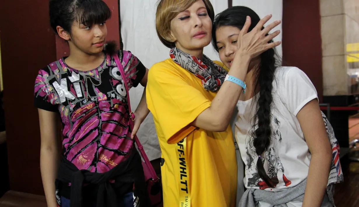 Kabar meninggalnya yana Zein sangat mengejutkan. Pasalnya beberapa hari lalu setibanya di Indonesia usai menjalani pengobatan di China, Yana mengatakan penyakit kanker payudaranya telah 80 persen sembuh. (Adrian Putra/Bintang.com)