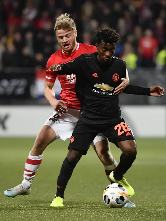 Gelandang AZ Alkmaar, Fredrik Midtsjo mengontrol bola dari kawalan gelandang Manchester United, Angel Gomes pada lanjutan pertandingangrup L Liga Europa di stadion ADO Den Haag, Belanda (3/10/2019). MU bermain imbang 0-0 atas AZ Alkmaar. (AFP Photo/John Thys)
