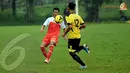 Legenda Persija Jakarta Ismed Sofyan terlihat ikut berlaga dalam ujicoba melawan Urakan FC di POR Sawangan Depok Jawa Barat pada Selasa 28 Januari 2014 (Liputan6.com/Helmi Fithriansyah).