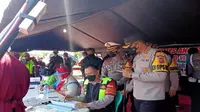 Kapolresta Cirebon Kombes Pol M Syahduddi memantau langsung pelaksanaan rapid tes antigen kepada pemudik di Pos Rawagatel. Foto (istimewa)