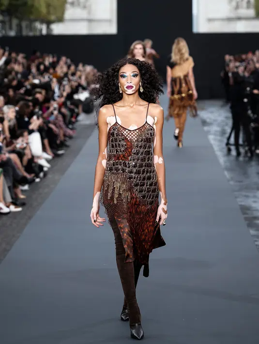 Winnie Harlow berjalan di catwalk mengenakan koleksi Spring/Summer 2018 L'Oreal selama Paris Fashion Week, Minggu (1/10). Wanita cantik ini telah bercita-cita menjadi model sejak masih kecil kendati memiliki penyakit vitiligo. (AP Photo/Kamil Zihnioglu)