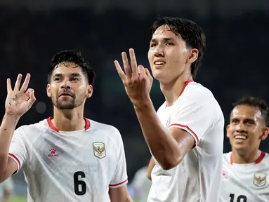 Selebrasi pemain Timnas Indonesia, Mitchell Baker (tengah), bersama Sandy Walsh (kiri) dan Egy Maulana Vikri setelah mencetak hattrick ke gawang Kamboja pada laga Grup A Piala AFF 2026 di Stadion Pakansari, Bogor, Senin (27/7/2026) malam. Striker berusia 19 tahun tersebut menjalani debut impresif bersama Skuad Garuda dengan memborong tiga gol untuk membawa Indonesia meraih kemenangan telak 5-1 atas Kamboja. (Kapanlagi.com/Budy Santoso)