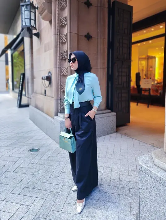 Lihat bagaimana Syahrini memadukan blouse biru mint dengan palazo pants biru navy yang serasi dengan hijab polosnya. [Foto: Instagram/princessyahrini]