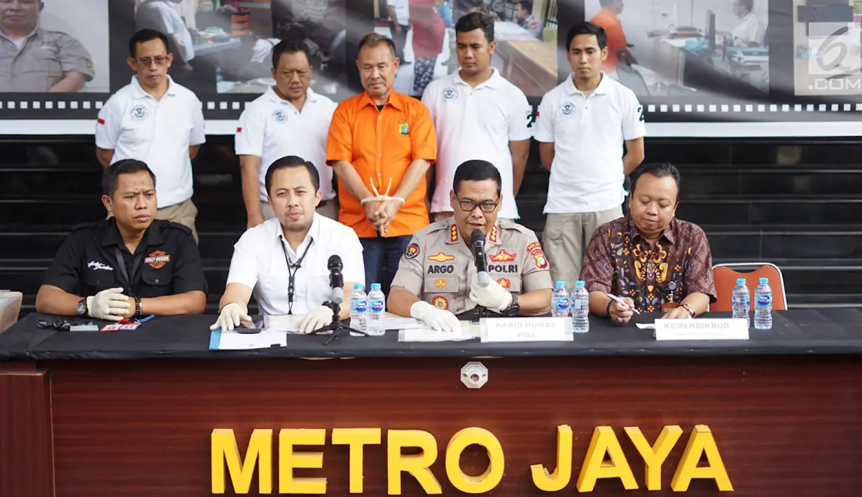 Kabid Humas Polda Metro Jaya Kombes Pol Argo Yuwono memberikan keterangan dalam jumpa pers di Jakarta, Selasa (13/8/2019). Subdit I Kamneg Ditreskrimum PMJ menangkap pria berinisial HM, pelaku penipuan yang mengaku bisa meloloskan calon Pegawai Negeri Sipil (PNS). (Liputan6.com/Immanuel Antonius)
