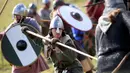 Seorang warga bertempur saat mereka ulang Pertempuran Hasting di Battle, Inggris, (15/10). (REUTERS/Neil Balai)