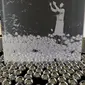 Pengunjung berjalan melewati ruangan dengan instalasi 'Narcissus Garden' karya seniman kontemporer Jepang Yayoi Kusama dalam pameran Yayoi Kusama: A Retrospective di Atrium Martin Gropius Bau, Berlin, Jerman, Selasa (19/5/2021). (John MACDOUGALL/AFP)