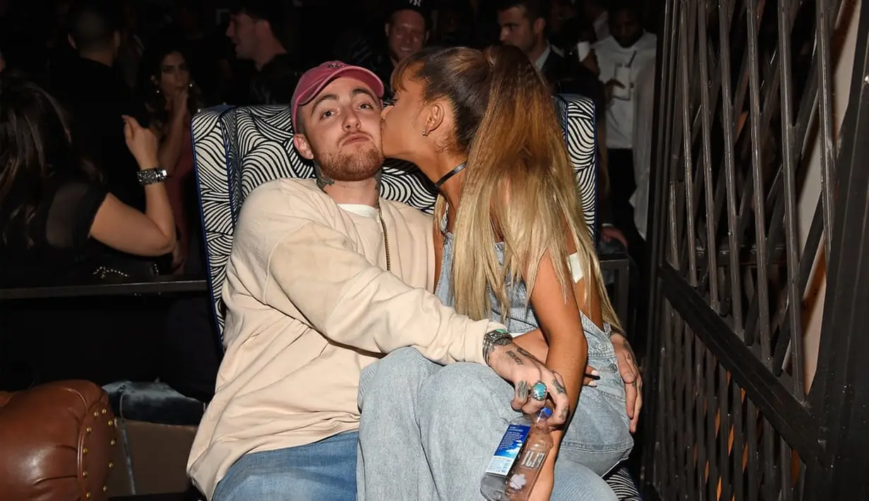 "Aku mengagumimu sejak hari pertama kita bertemu, saat aku berusia 19 tahun, dan akan selalu begitu," tulis Ariana sebagai keterangan video. (Popsugar)