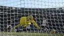 Pemain Verona, Moise Kean (kiri) saat membobol gawang AC Milan yang dikawal Gianluigi Donnarumma pada lanjutan Serie A Italia di Bentegodi stadium, Verona, (17/12/2017). MIlan kalah 0-3.  (Simone Venezia/ANSA via AP)