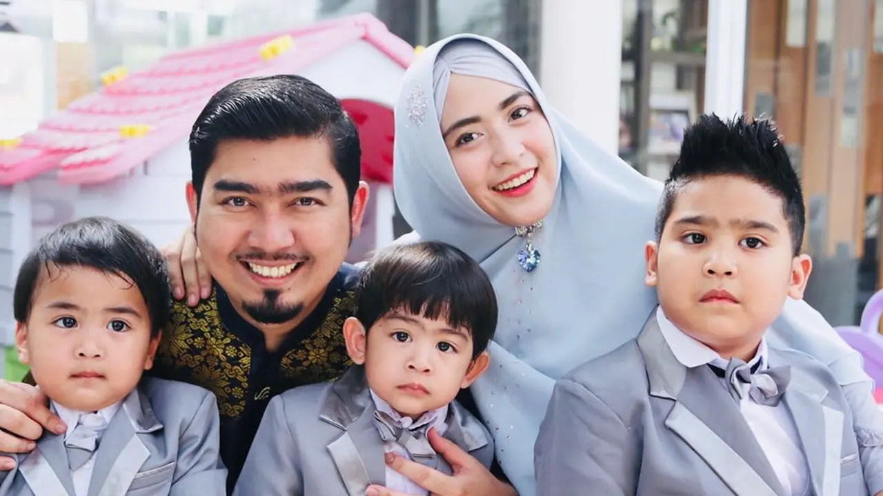 [Fimela] April Jasmine dan Ustaz Solmed
