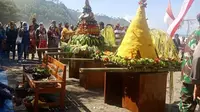 Upacara tradisi Larung Sesaji di Blitar Jawa Timur. Foto (IG Informasiblitar)