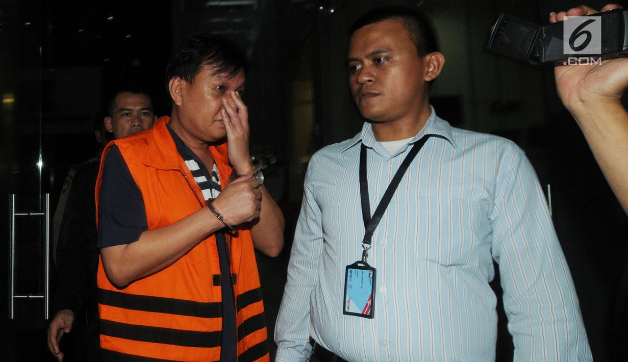 Pengusaha penyuap Bupati Kepulauan Talaud Sri Wahyumi Maria Manalip, Bernard Hanafi Kalalo seusai menjalani pemeriksaan di Gedung KPK, Jakarta, Rabu (1/5/2019). Bernard Hanafi ditahan KPK sebagai tersangka kasus suap proyek revitalisasi pasar di Kabupaten Kepulauan Talaud. (merdeka.com/Dwi Narwoko)
