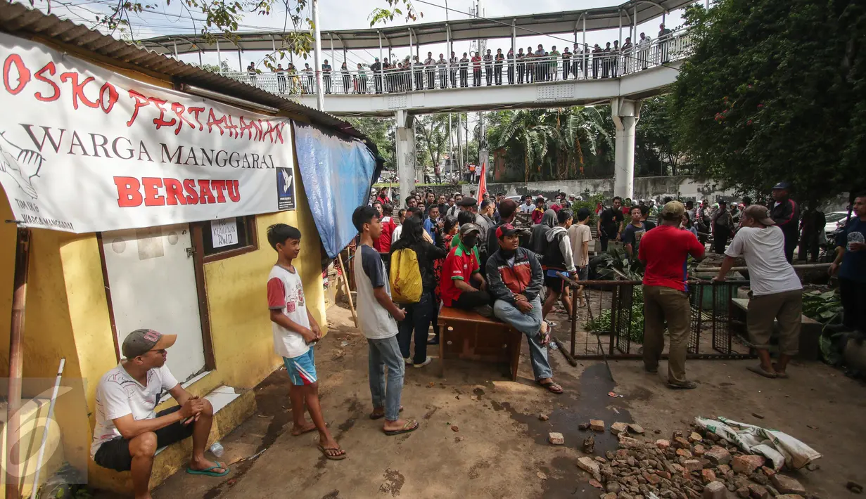 Puluhan warga manggarai memblokir Jalan Saharjo 1 yang mengarah ke RW 12 Manggarai, Jakarta, Rabu (26/4). Mereka menolak penggusuran rumahnya oleh PT KAI yang akan dibangun Double Double Track (DDT) Manggarai-Soekarno Hatta. (Liputan6.com/Faizal Fanani)