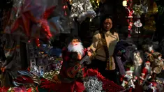 Seorang pelanggan melihat barang-barang dekoratif untuk Natal di sebuah toko di New Delhi pada 18 Desember 2023. (Sajjad HUSSAIN/AFP)