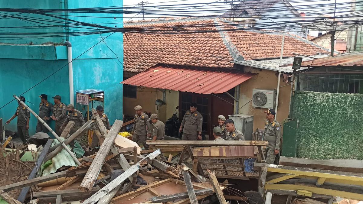 Satpol PP Kota Depok Tertibkan Bangunan Liar di Jalan Akses UI