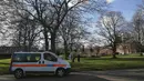 Sebuah mobil van polisi terlihat terparkir di lapangan dekat Istana Kensington, London, Inggris, Selasa (9/2). Seorang pria bunuh diri dengan membakar tubuhnya di depan tempat tinggal Pangeran William beserta istrinya, Kate Middleton. (REUTERS/Neil Hall)