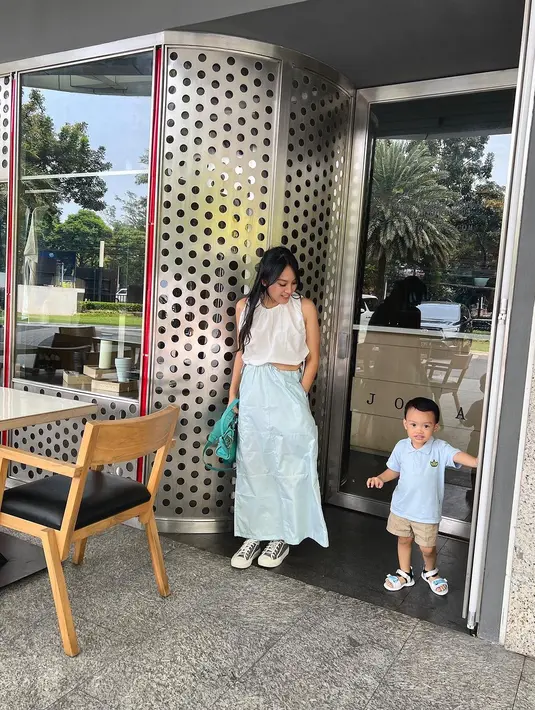 Namun jangan salah sangka, gadis yang satu ini ternyata sudah menikah dan punya anak. Arlo jadi cucu pertama Hetty Koes Endang. [Instagram.com/afifahyusuf]