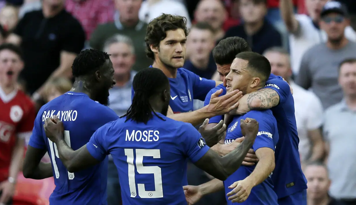 Para pemain Chelsea merayakan gol yang dicetak oleh Eden Hazard ke gawang Manchester United pada laga final Piala FA 2017-2018 di Stadion Wembley, Sabtu (19/5/2018). Chelsea menang 1-0 atas Manchester United. (AP/Tim Ireland)