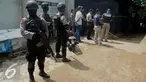 Tim Densus 88 berjaga didepan rumah yang diduga markas teroris di jalan Haji Sengkong, Maruga, Ciputat, Kota tangerang Selatan, Banten, Kamis (28/1/2016). Penggeledahan tersebut diduga terkait aksi Bom Thamrin. (Liputan6.com/Faisal R Syam)