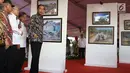 Presiden Jokowi saat menghadiri pameran hasil lomba foto pembangunan infrastruktur di Silang Monas, Jakarta, Minggu (27/8). Lomba ini bertemakan "Di Darat, Laut dan Udara lnfrastruktur Kita Bangun”. (Liputan6.com/Angga Yuniar)