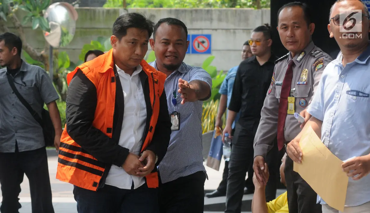Anggota DPR Fraksi Golkar Bowo Sidik Pangarso (kiri) saat tiba di Gedung KPK, Jakarta, Kamis (4/4). Bowo kembali menjalani pemeriksaan oleh penyidik KPK. (merdeka.com/Dwi Narwoko)