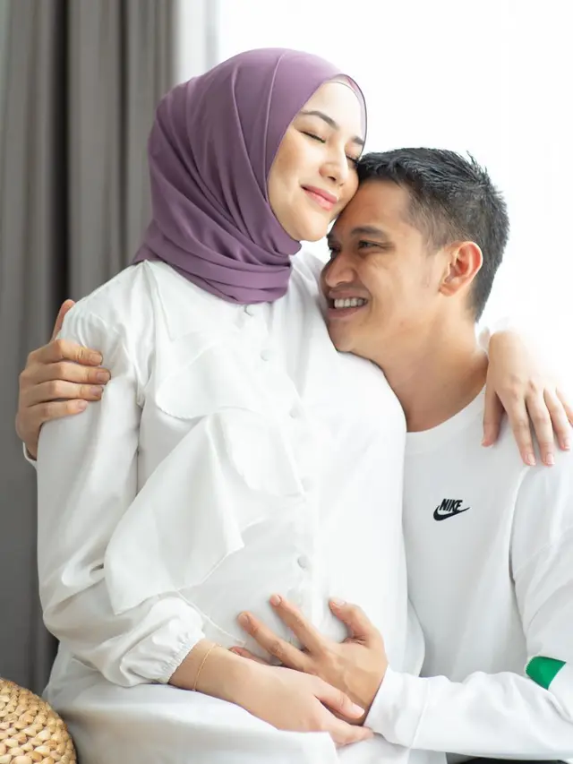 Segera Dikaruniai Anak, Ini 6 Potret Manis Rezky Aditya Peluk Baby Bump Citra Kirana