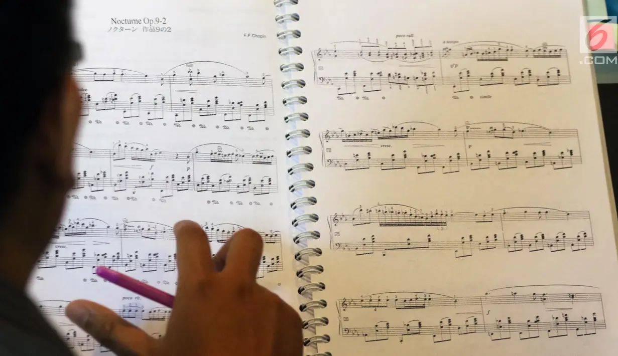 Instruktur saat mengajarkan seorang anak berkebutuhan khusus berlatih piano di Daya Pelita Kasih Center, Pejaten, Jakarta, Kamis (24/5). Tempat pelatihan piano ini dipimpin oleh pianis Ananda Sukarlan. (Liputan6.com/Arya Manggala)